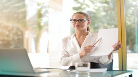 跨境電商B2B直接出口模式通關(guān)重點(diǎn)：優(yōu)化物流渠道、合規(guī)申報(bào)、高效通關(guān)流程。