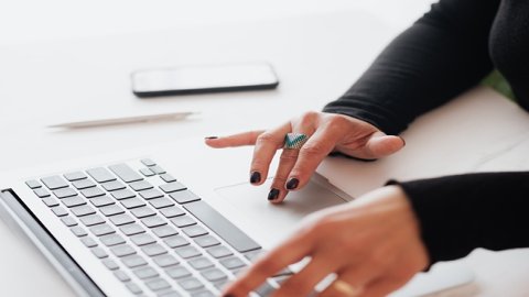 跨境物流企業(yè)的核心利益在于提高物流效率和降低物流成本。