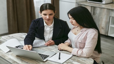 商業(yè)中的“藍(lán)?！焙汀凹t?！狈謩e指什么？